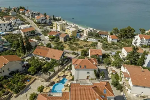 SeaEsta apartment Pool and Beach