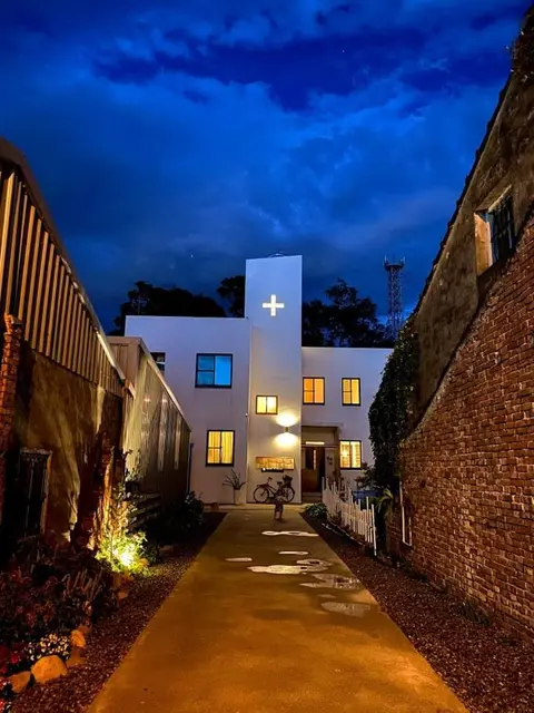 Tree House Café & Homestay