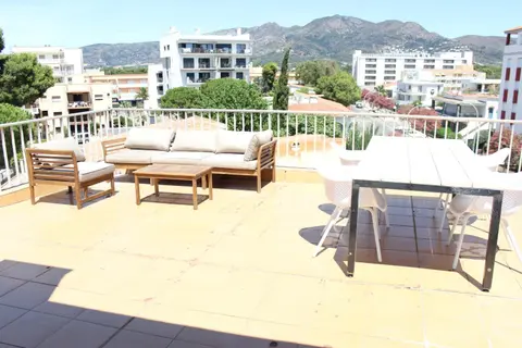 Beautiful apartment, sunny terrace, top floor with beach view