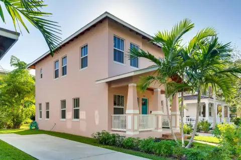 The Pink House - Bask in Style Steps from the Convention Center