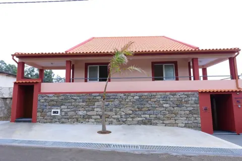 Comfortable apartment with shared pool in Prazeres, 150 m²