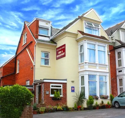 Harlequin Guest House with parking