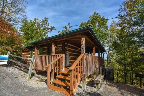 View! Cozy, Private, Fireplace, Hot Tub Log Cabin, Honeymoon!