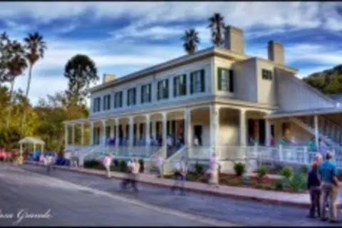 Luxury stay near Oakridge Mall for vacation/work