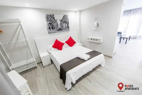 Roses Apartments Red Loft vista mar lateral