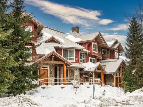2BR in Symphony, Dog Friendly, Hot Tub, Private Balconies, Village Location, Parking
