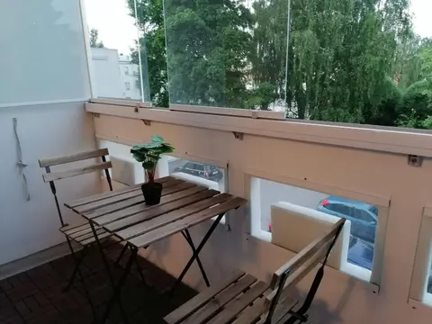 Keskustan kaksio parvekkeella, ilmastoitu.