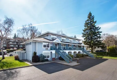 Comfortable 09 Lodge Condo Minutes Away from Downtown Hood River