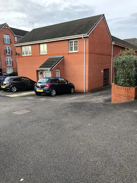 Modern stylish flat over garage with free parking