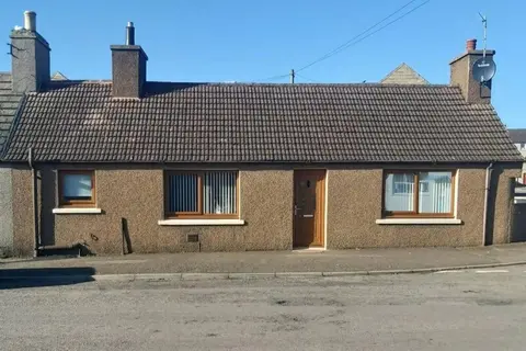 5 Riverside Place Thurso. 2 bed, 2 bathrooms.