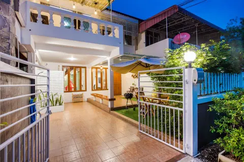 White beach house Hua hin 20 second to the beach