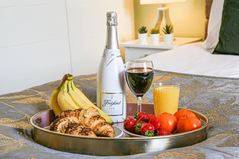 Luxury Central MK Apartment with Free Parking, Balcony and Smart TV with Sky TV and Netflix by Yoko Property