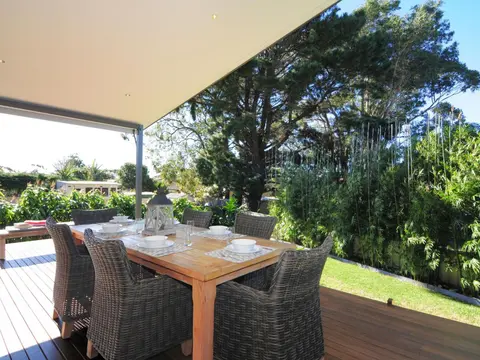 Beach Bliss - pet-friendly central Vincentia home