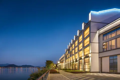 voco Thousand Island Lake by IHG