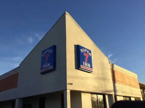 Super 7 Inn Tupelo