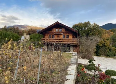 Chalet à Savièse en bordure de forêt