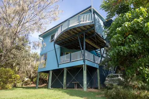 The Blue House - 100M TO BEACH, PET FRIENDLY, BIG HOUSE, SLEEPS 8