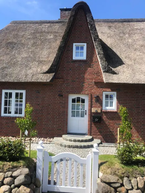 Eidumhaus, freistehendes Reetdachhaus mit Garten in Strandnähe