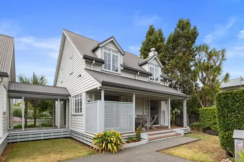 Sandy Jandal - 3-5 Bedroom - Russell Cottages