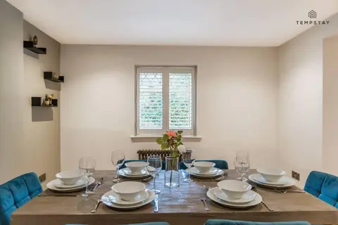 STYLISH HOME WITH FREE PARKING - 10 MINS TO LEGOLAND! - By Tempstay