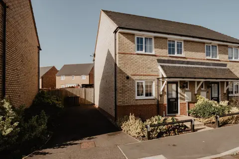 Coyle House, 3 bed,Corby, super kings or twins, driveway, free wi-fi, corporates welcome