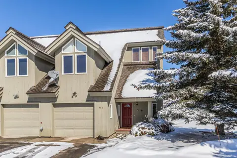 Year-Round Base w/ Balcony & Mtn Views in Driggs!