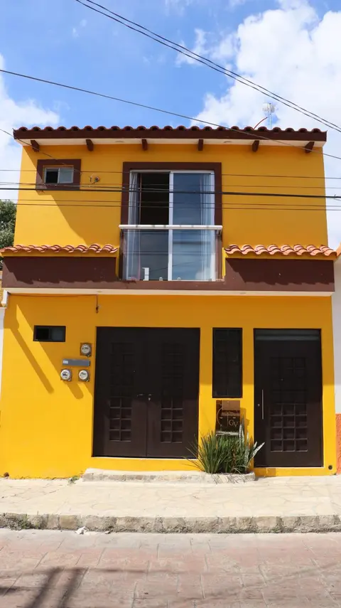 LA CASA AMARILLA, centrica, barrio local.