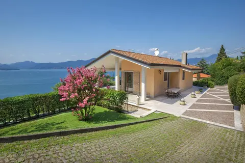 Villa Sybille With Pool And Lake View