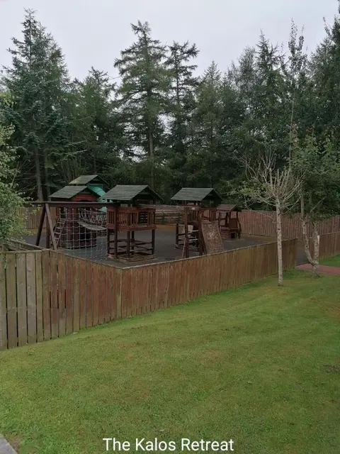 The Kalos Retreat - Hot Tub Lodge with free 18 hole golf course