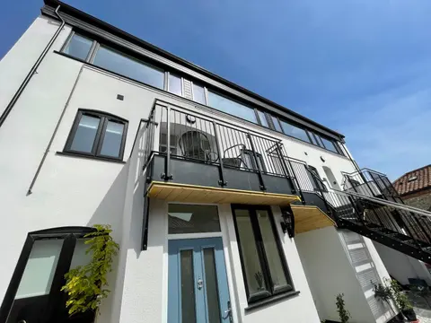 Lees Lookout Holt ,2 bedroom luxury apartment with private parking