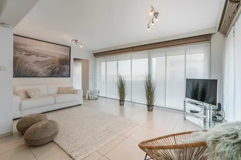 Gelijkvloers zeedijk appartement - lichtrijk en modern