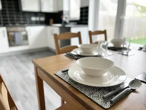 Contractor-Ready House - Bright, Spacious, and Free WiFi Included!