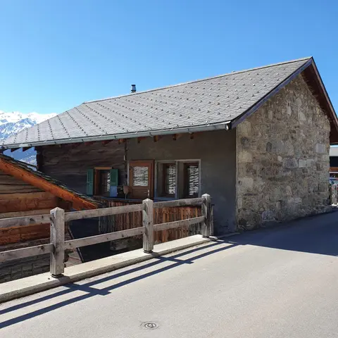 Gîte de Mase sur la rive droite du Val d'Hérens