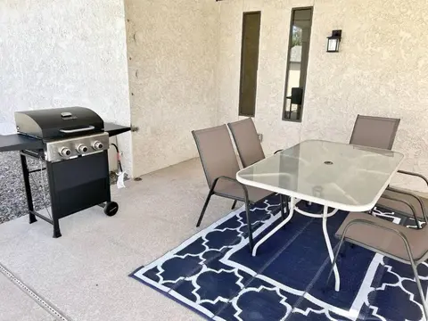 Cheerful Pool Home-Lowkey, 10min to Lake, Comfort