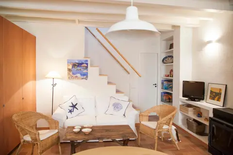 LETS HOLIDAYS NICE HOUSE CLOSE to the CASTLE