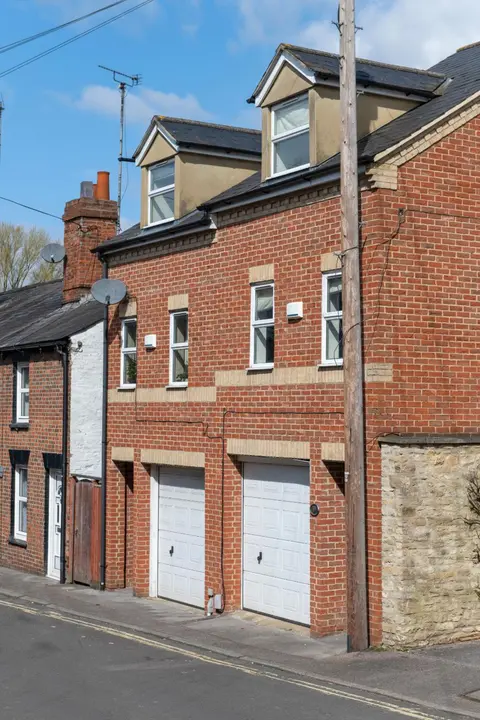 3 Bedroom House - a very British place to stay - near city centre !