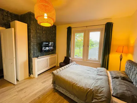 Entire Apartment with Self Check-In & Free Parking