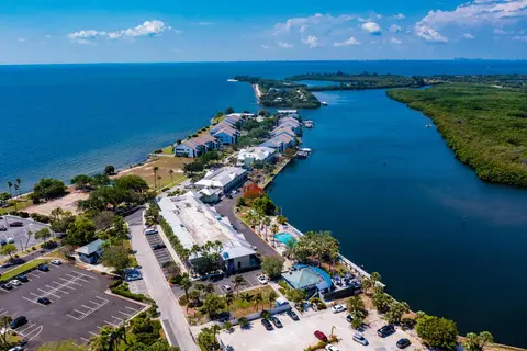 TAMPA BAY, BEACH step away, WIFI, FREE PARKING,POOLS, JACUZZI