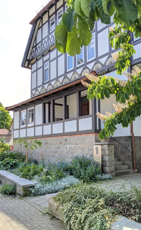 Goethes liebste Betten - stilvolle Ferienwohnungen im historischen Fachwerkhaus in Wernigerode - Parkplatz, Smart-TV, W-Lan