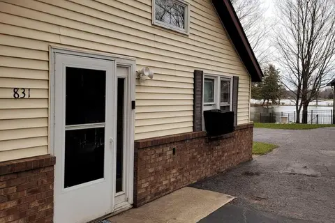 Large 1 BR Cottage, KING BED on the Lake