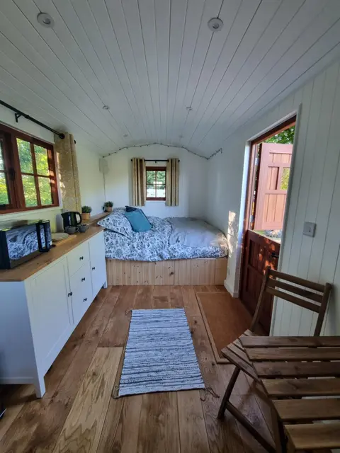 Cosy Shepherds Hut Lyme Regis, Cummins Farm