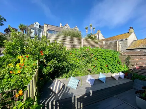 3 Bedroom Cottage minutes walk from town, harbour & Beaches.