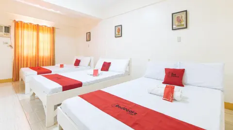 RedDoorz @ Golden Skye Hotel Guagua