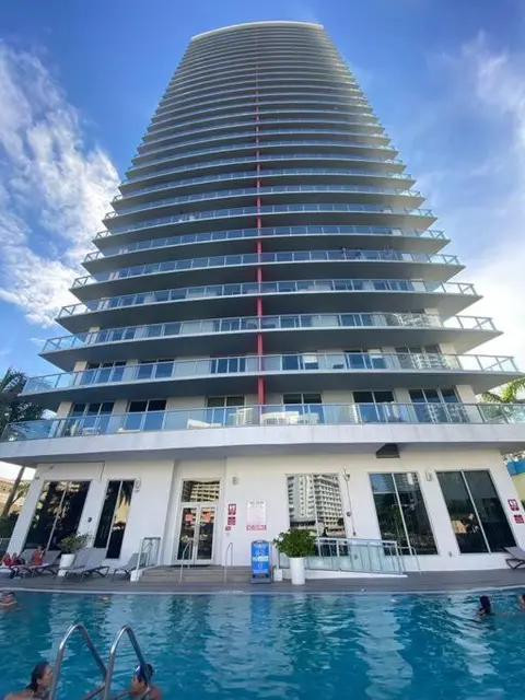 Stylish Miami Beach Getaway, Ocean Views & Gourmet Kitchen -12A