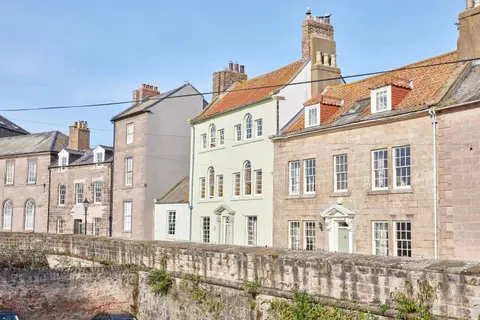 River View Characterful Riverside Retreat