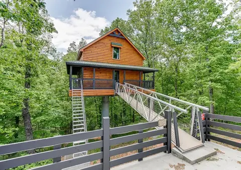 Sky's the Limit Treehouse Near Helen, Georgia