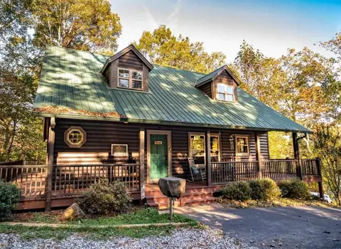 Cabin w Game Room Near Creek & Helen GA