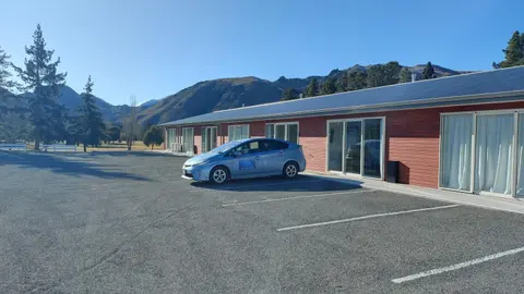 LAKE ESCAPE - Warm quiet and spacious two bedroom Apartment