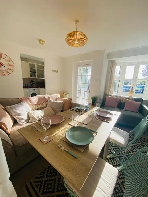 Coastal 2 bedroom maisonette with parking