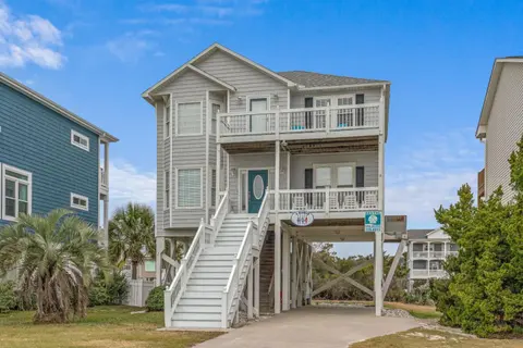 5 Buoys by Oak Island Accommodations